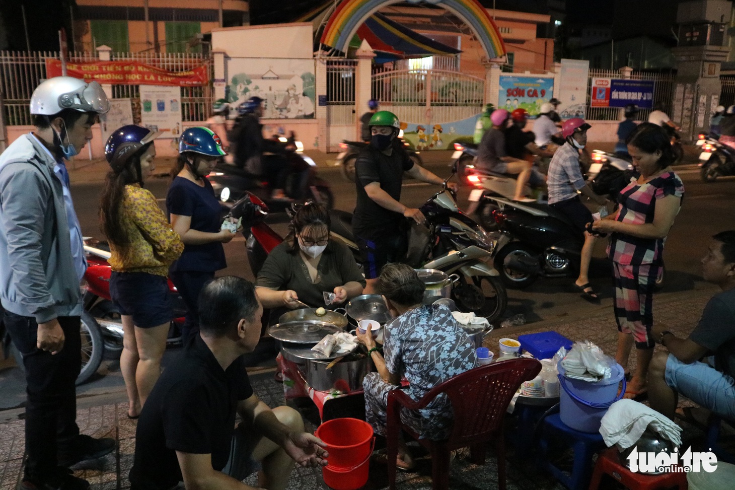 Gần nửa thế kỷ với quán chè đèn dầu giữa Sài Gòn - Ảnh 6.