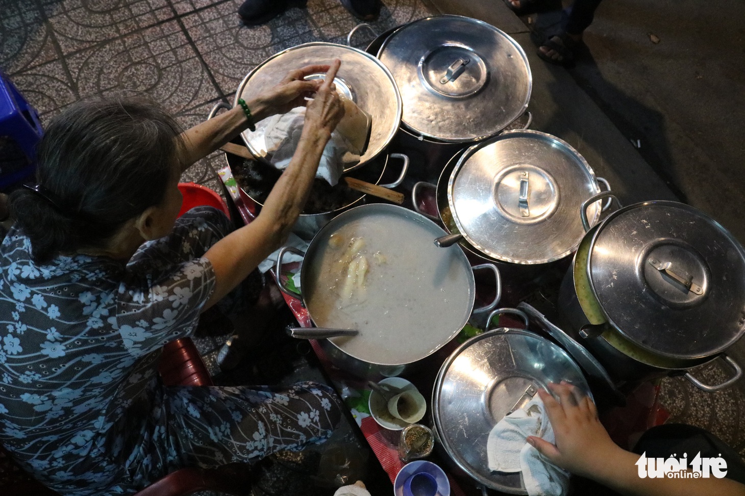 Gần nửa thế kỷ với quán chè đèn dầu giữa Sài Gòn - Ảnh 5.