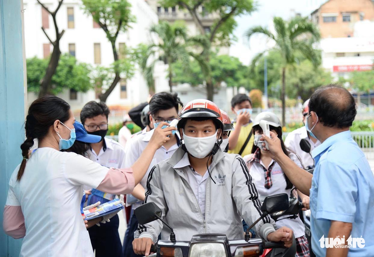 Những chiến sĩ áo trắng hỗ trợ thi tốt nghiệp THPT 2020 - Ảnh 12.