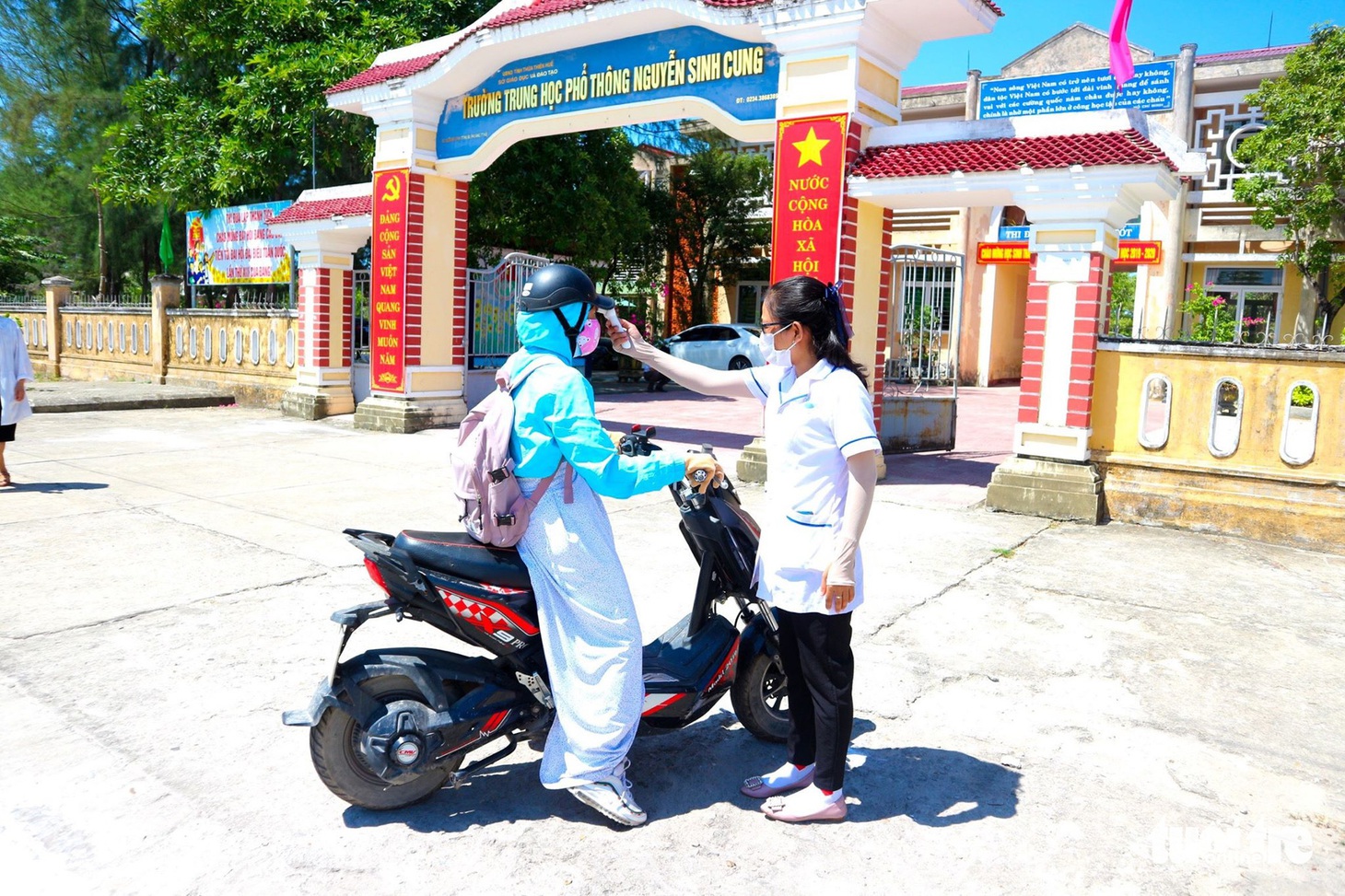 Những chiến sĩ áo trắng hỗ trợ thi tốt nghiệp THPT 2020 - Ảnh 13.