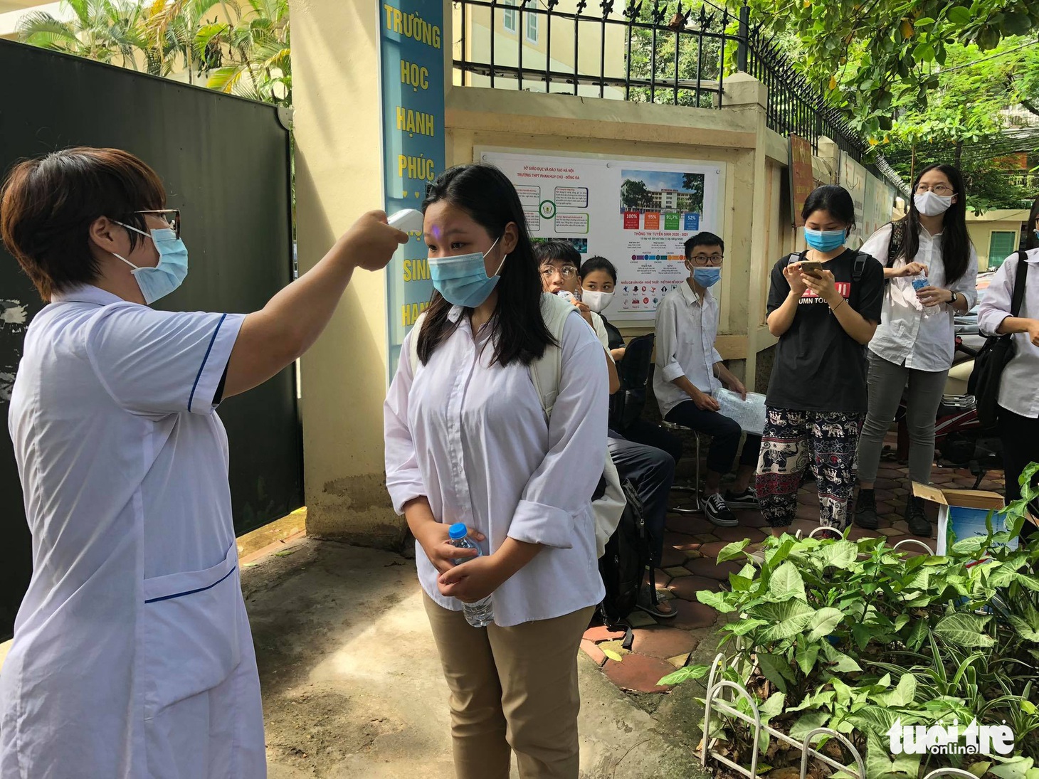 Những chiến sĩ áo trắng hỗ trợ thi tốt nghiệp THPT 2020 - Ảnh 6.