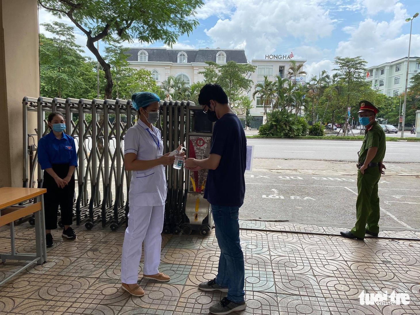 Những chiến sĩ áo trắng hỗ trợ thi tốt nghiệp THPT 2020 - Ảnh 10.