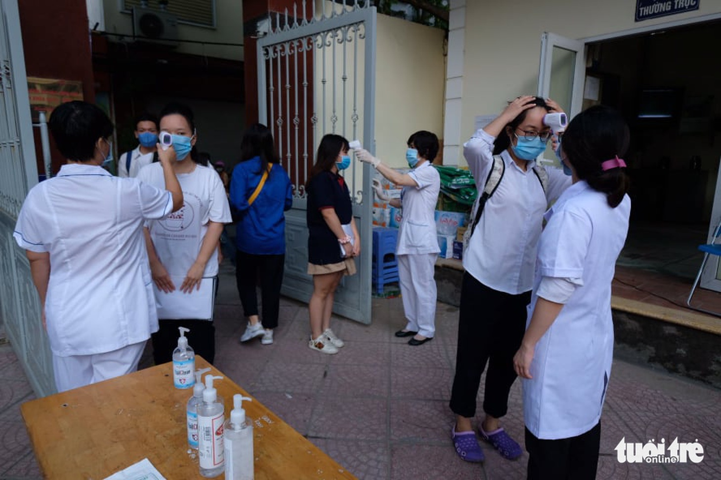 Những chiến sĩ áo trắng hỗ trợ thi tốt nghiệp THPT 2020 - Ảnh 1.