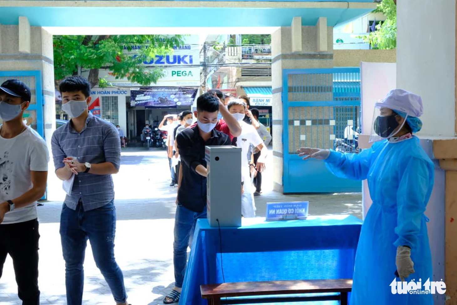 Những chiến sĩ áo trắng hỗ trợ thi tốt nghiệp THPT 2020 - Ảnh 8.