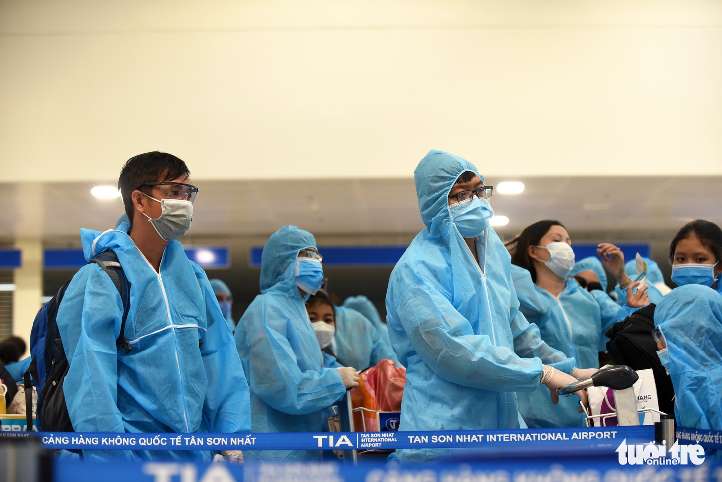 300 hành khách mắc kẹt ở Đà Nẵng hạ cánh Tân Sơn Nhất - Ảnh 8.