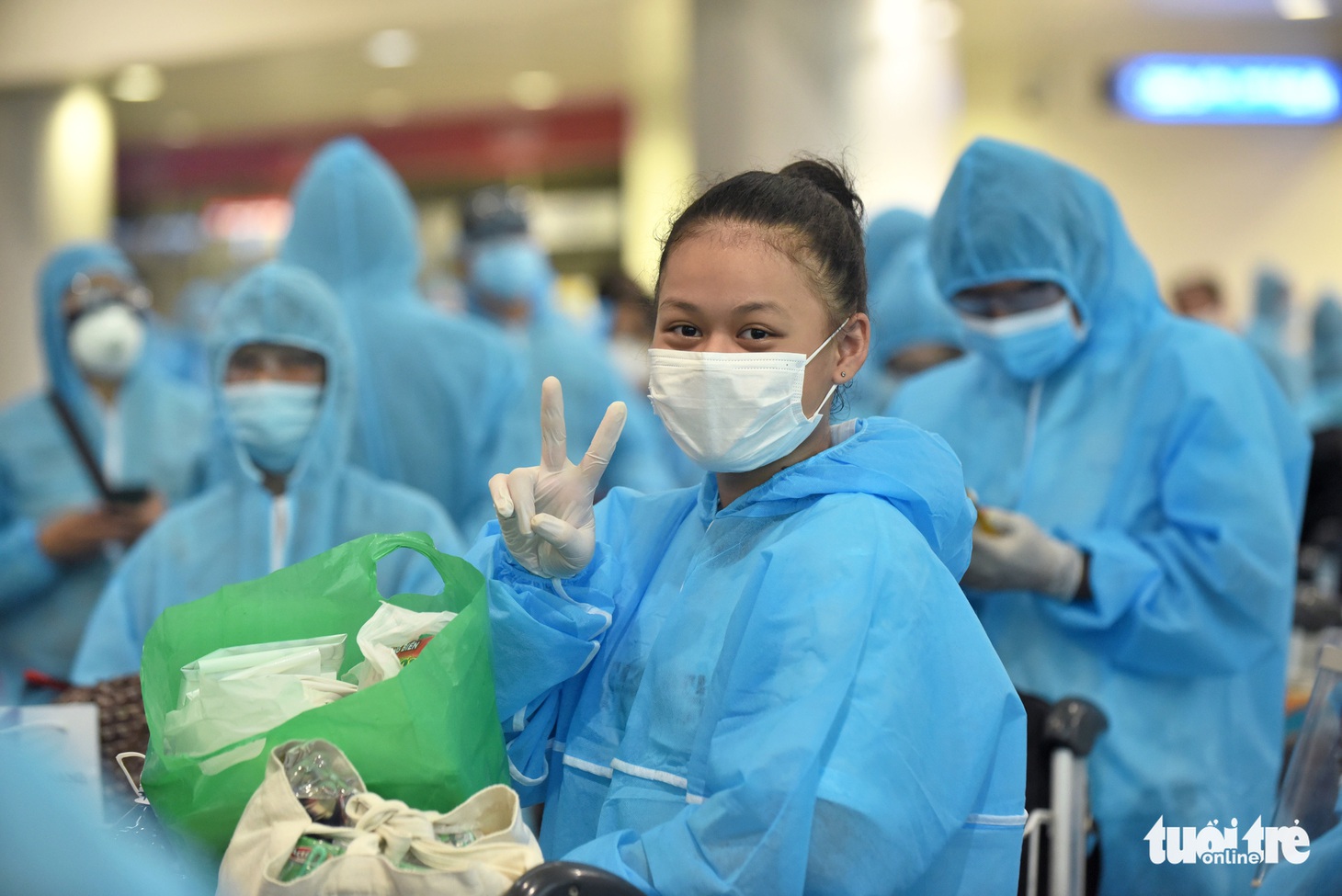 300 hành khách mắc kẹt ở Đà Nẵng hạ cánh Tân Sơn Nhất - Ảnh 11.