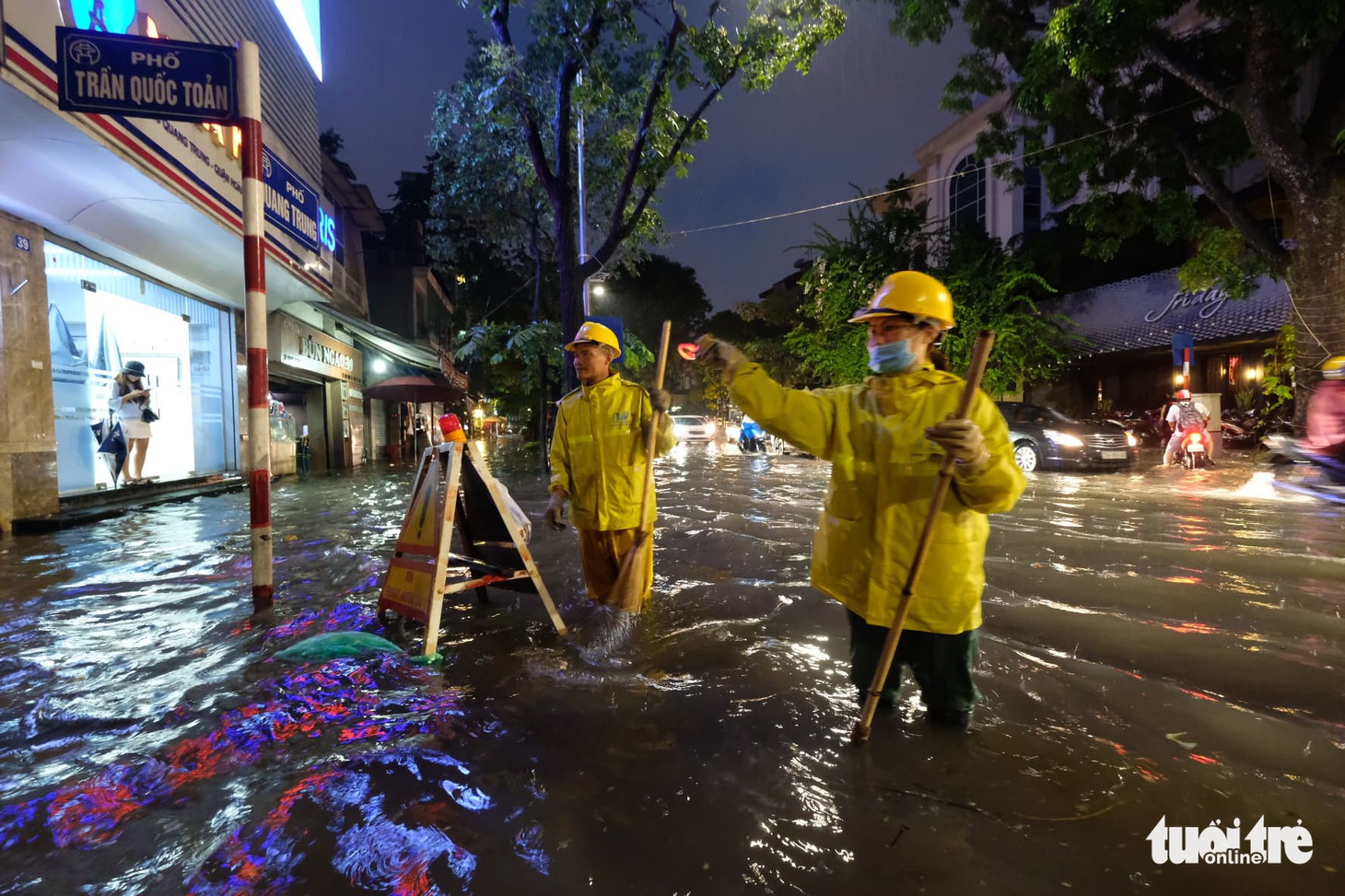 Hà Nội: Mưa lớn giờ tan tầm, xe cộ chôn chân hàng giờ trên phố - Ảnh 2.