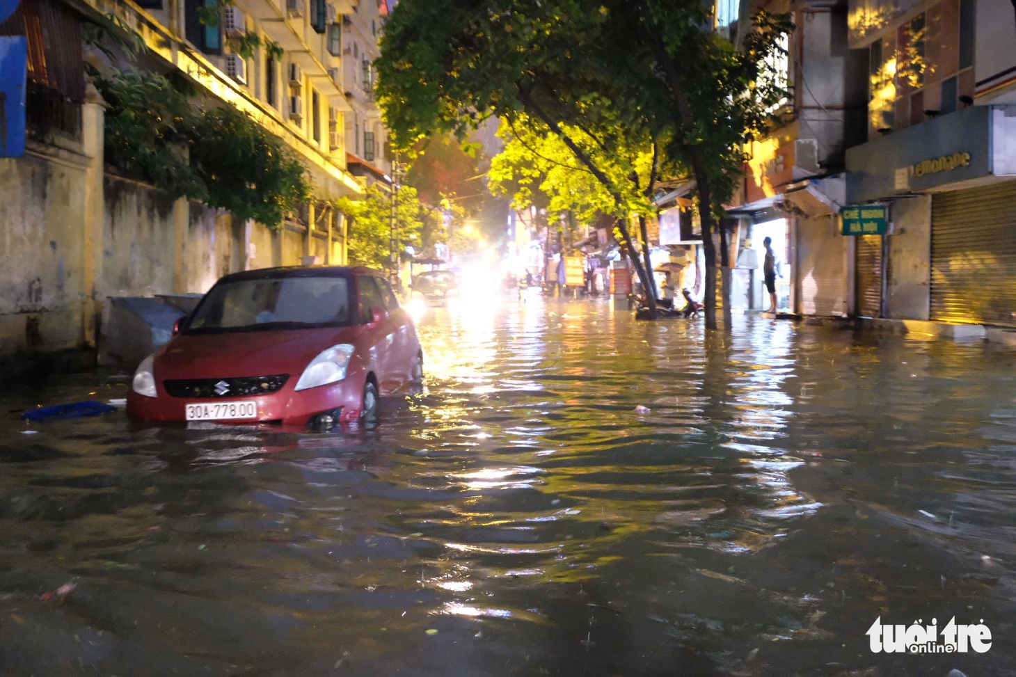 Hà Nội: Mưa lớn giờ tan tầm, xe cộ chôn chân hàng giờ trên phố - Ảnh 3.