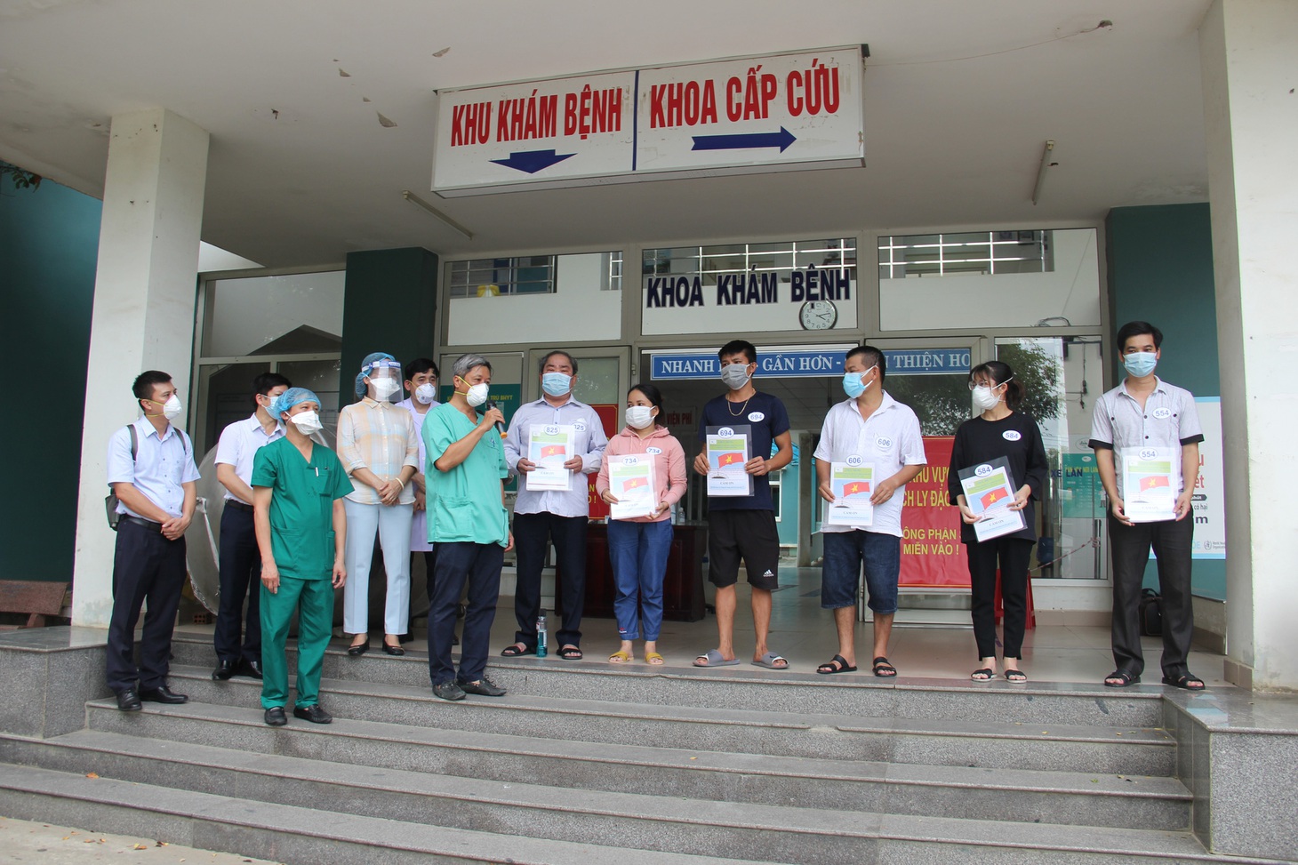 Bệnh viện dã chiến Hòa Vang cho xuất viện cùng lúc 23 ca bệnh COVID-19 - Ảnh 5.