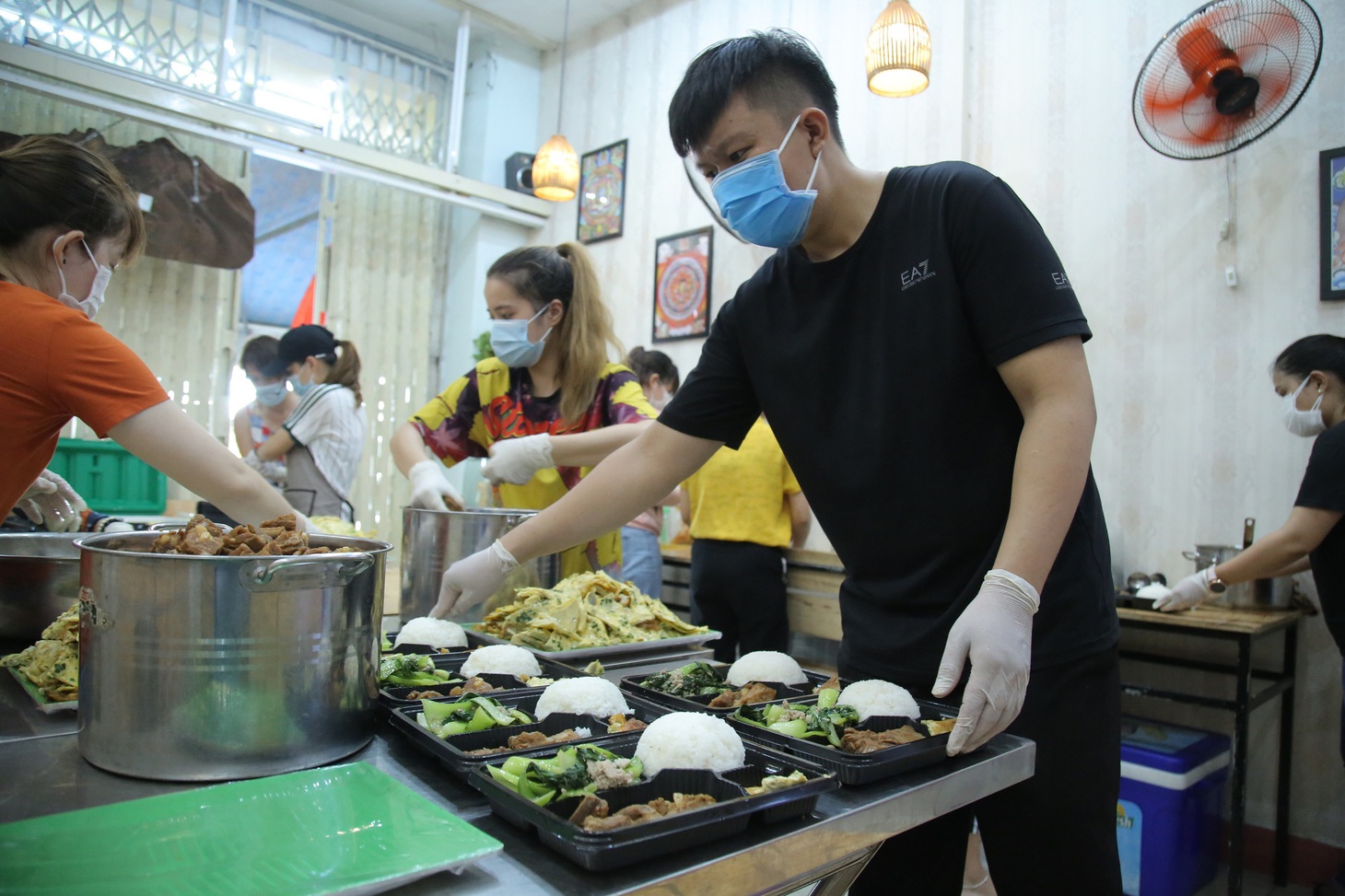 Giữa nguy khốn bủa vây, tình người lan tỏa mãnh liệt - Ảnh 4.