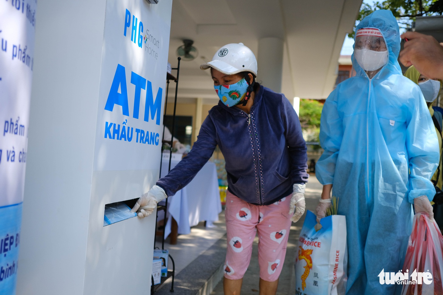 Người nghèo đi chợ miễn phí ở Đà Nẵng, còn được phát khẩu trang - Ảnh 9.