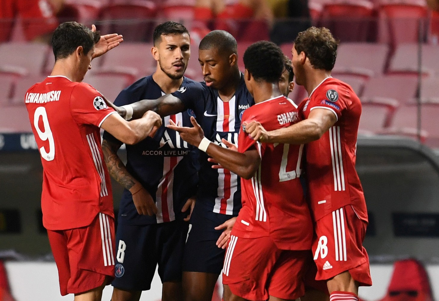 Những khoảnh khắc Neuer cứu thua xuất thần giúp Bayern vô địch - Ảnh 14.