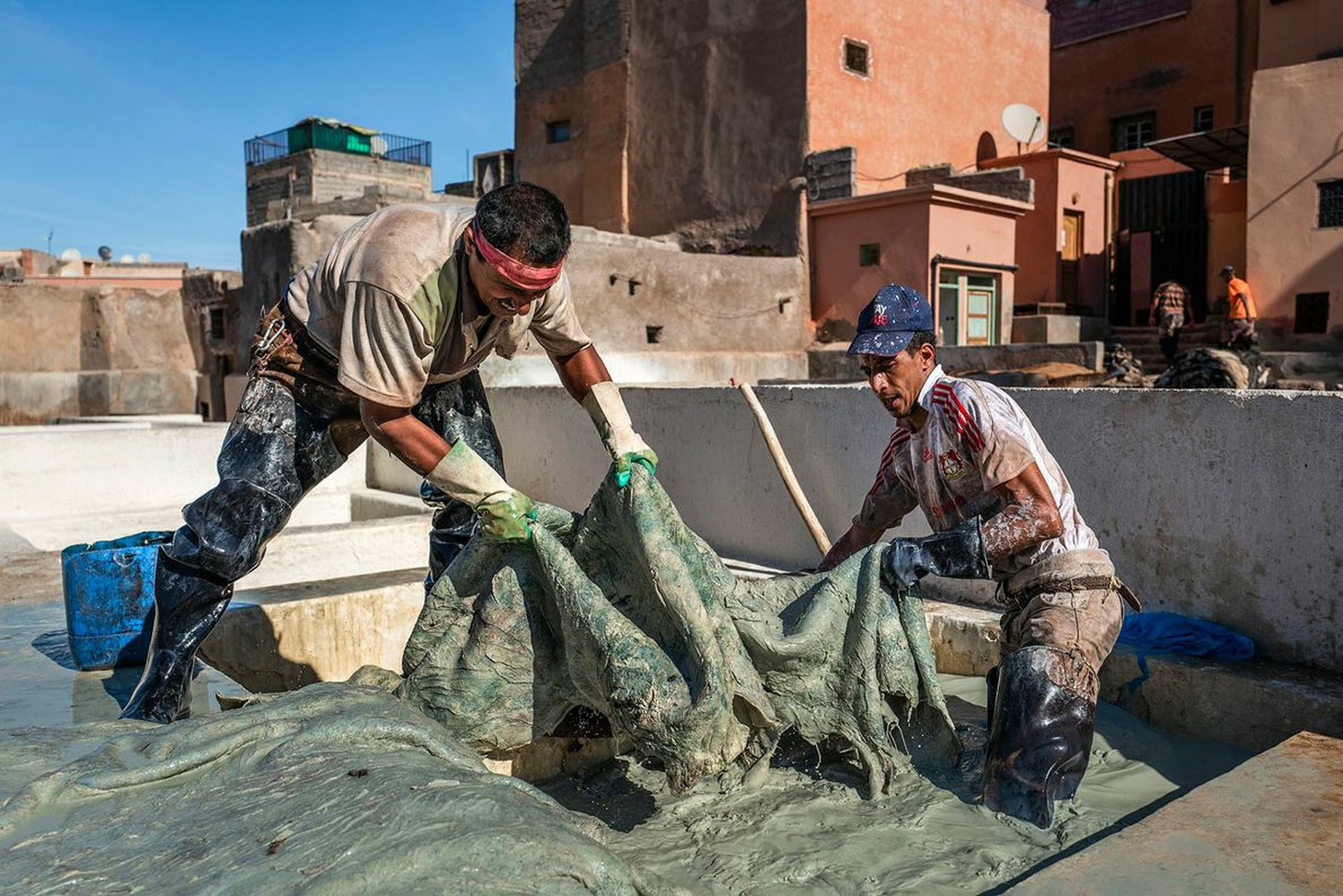 Những xưởng thuộc da truyền thống đẹp như họa phẩm ở Morocco - Ảnh 3.