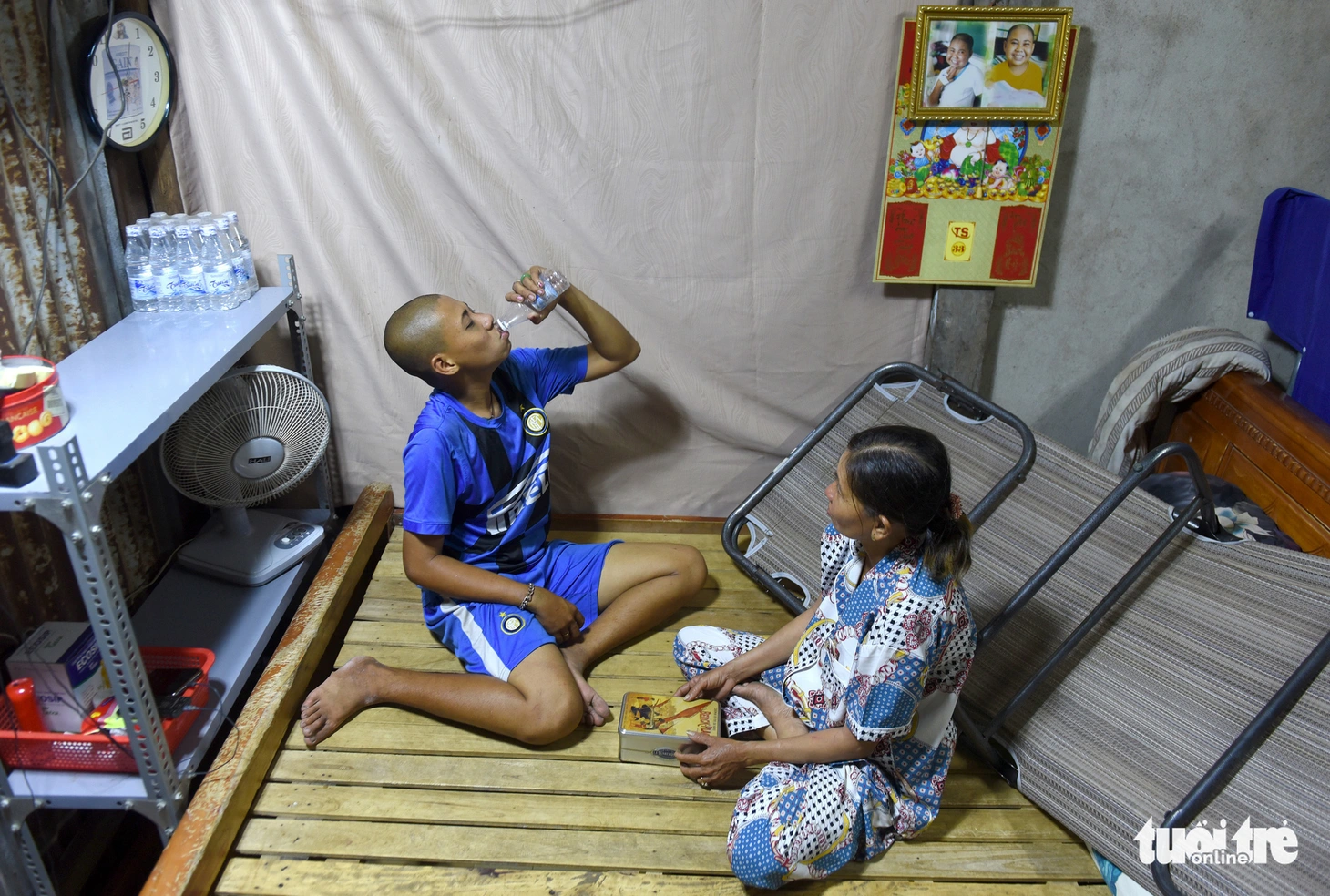 Mẹ con tựa vào nhau - Ảnh 12.