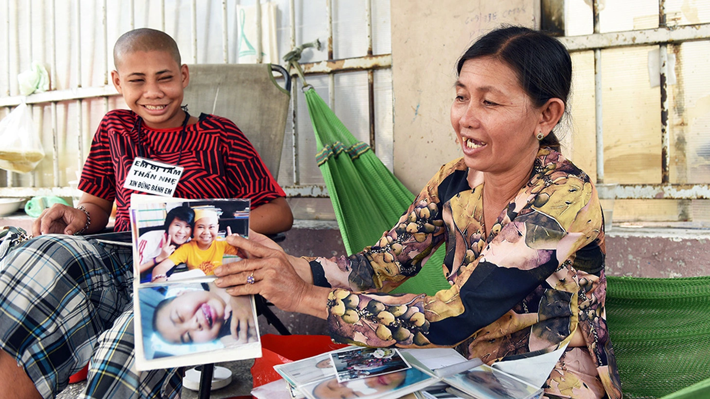 Mẹ con tựa vào nhau - Ảnh 5.