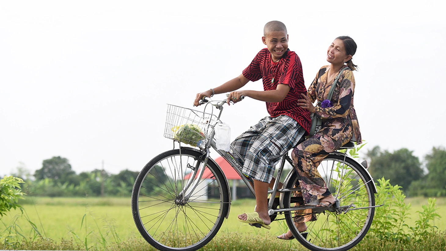 Mẹ con tựa vào nhau - Ảnh 8.