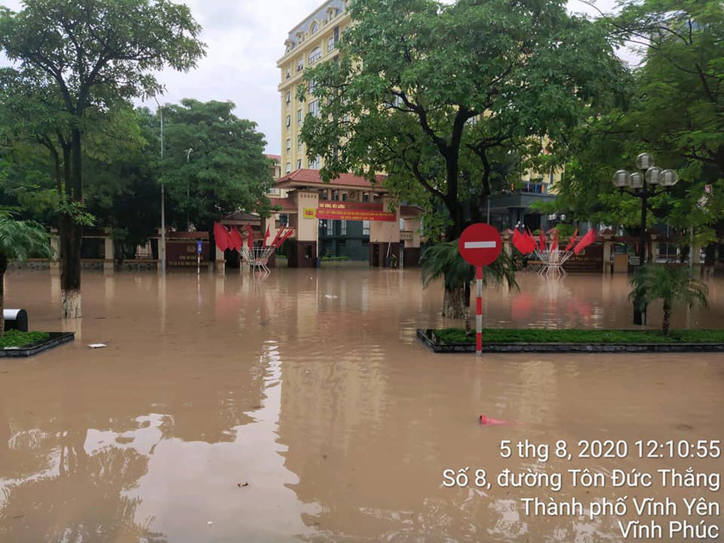 Dân bì bõm dắt xe sau cơn mưa lớn tại Vĩnh Phúc - Ảnh 10.