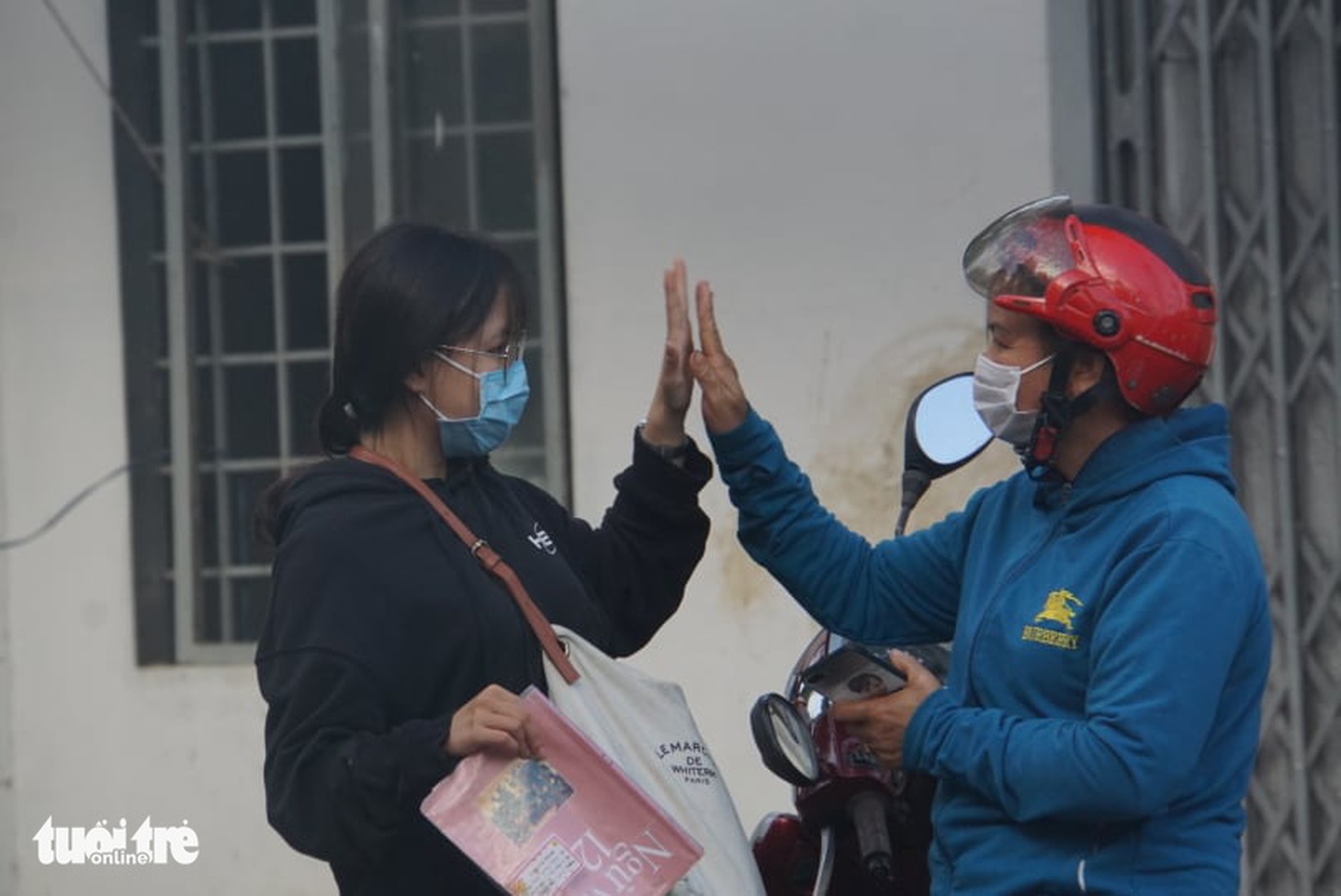 Yên tâm thi nhé con, đã có ba mẹ đây! - Ảnh 3.