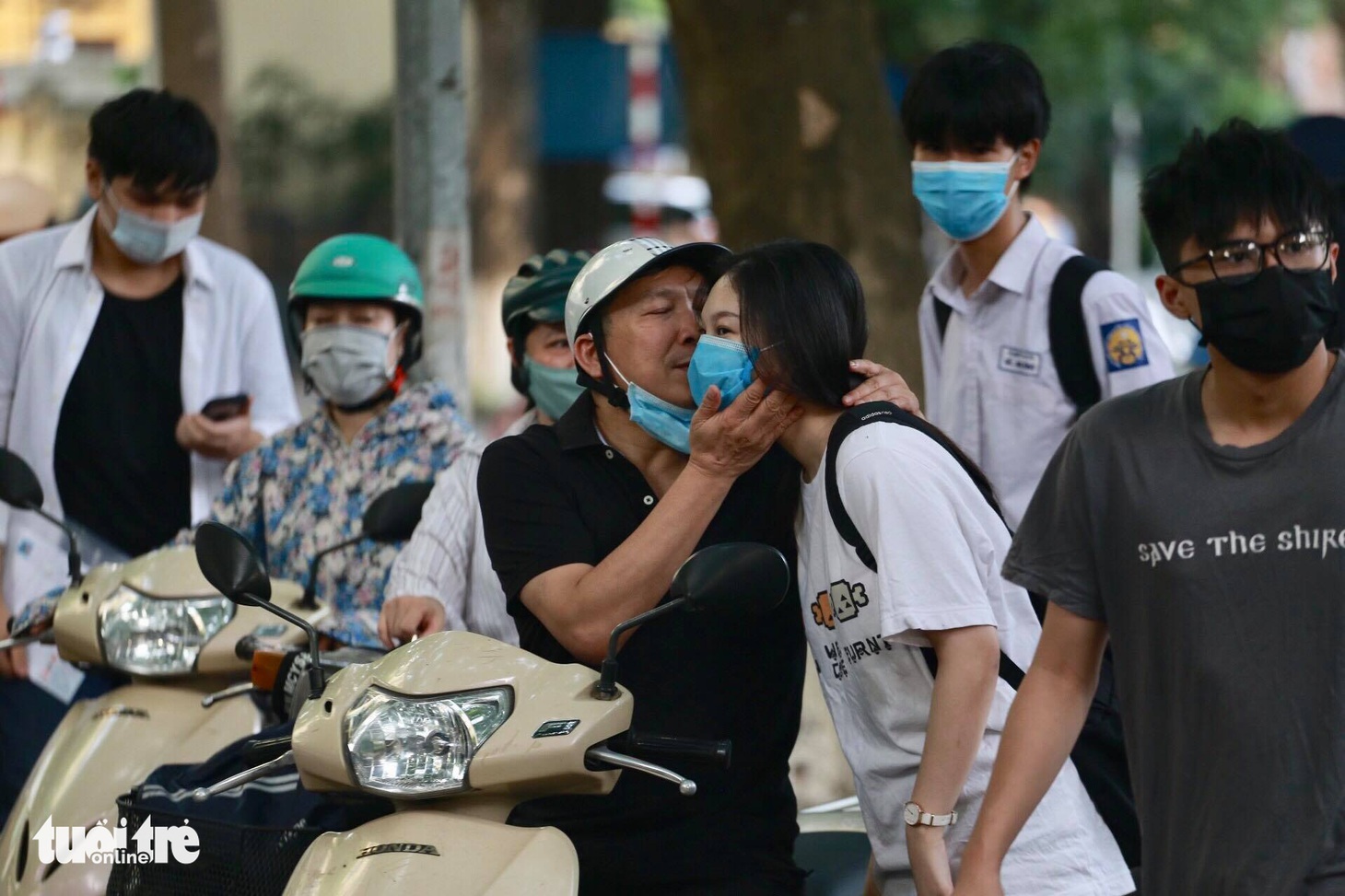 Yên tâm thi nhé con, đã có ba mẹ đây! - Ảnh 4.