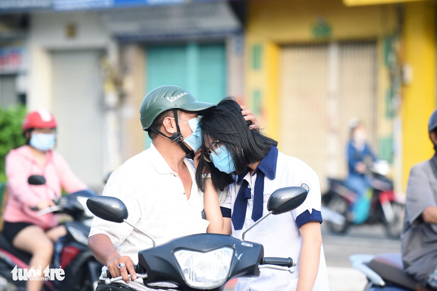 Yên tâm thi nhé con, đã có ba mẹ đây! - Ảnh 6.