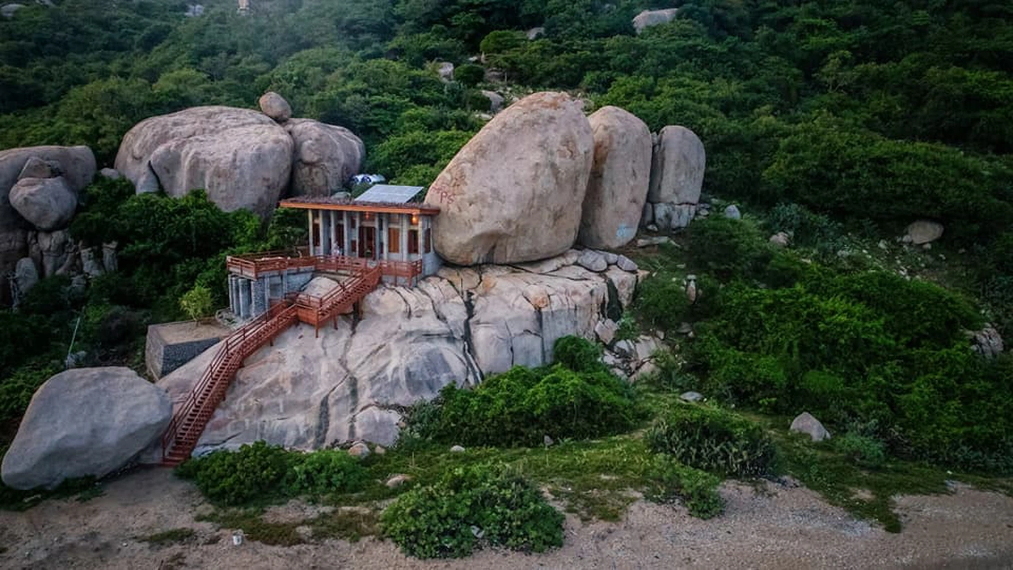 Ngắm ngôi nhà Anh hùng xây trên vách đá Ninh Thuận - Ảnh 2.