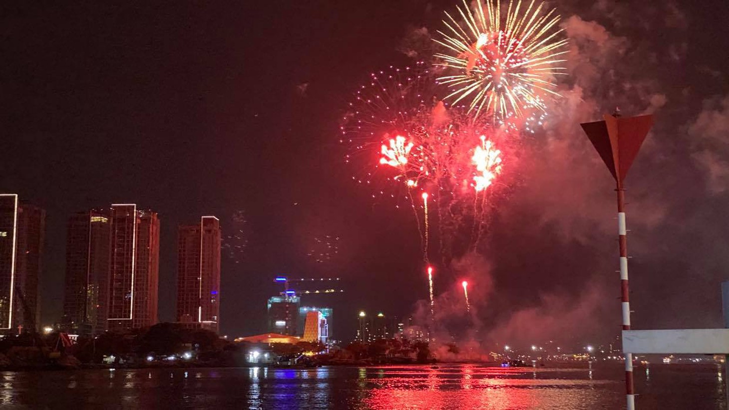 Rực rỡ pháo hoa, Việt Nam đón chào năm 2021 với niềm tin - hy vọng - Ảnh 7.