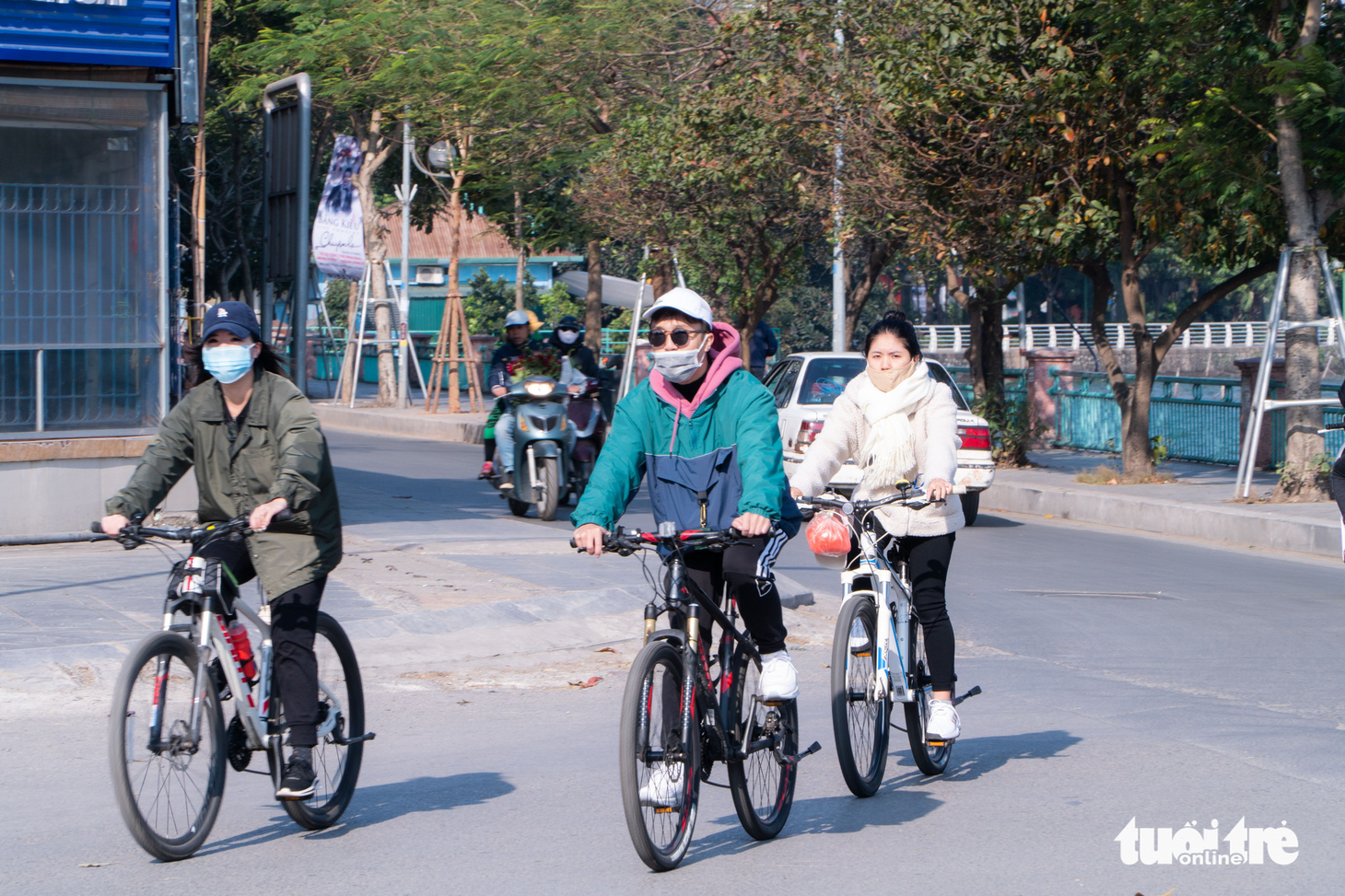 Phố phường thông thoáng, người Hà Nội đạp xe tận hưởng không khí đầu năm - Ảnh 3.
