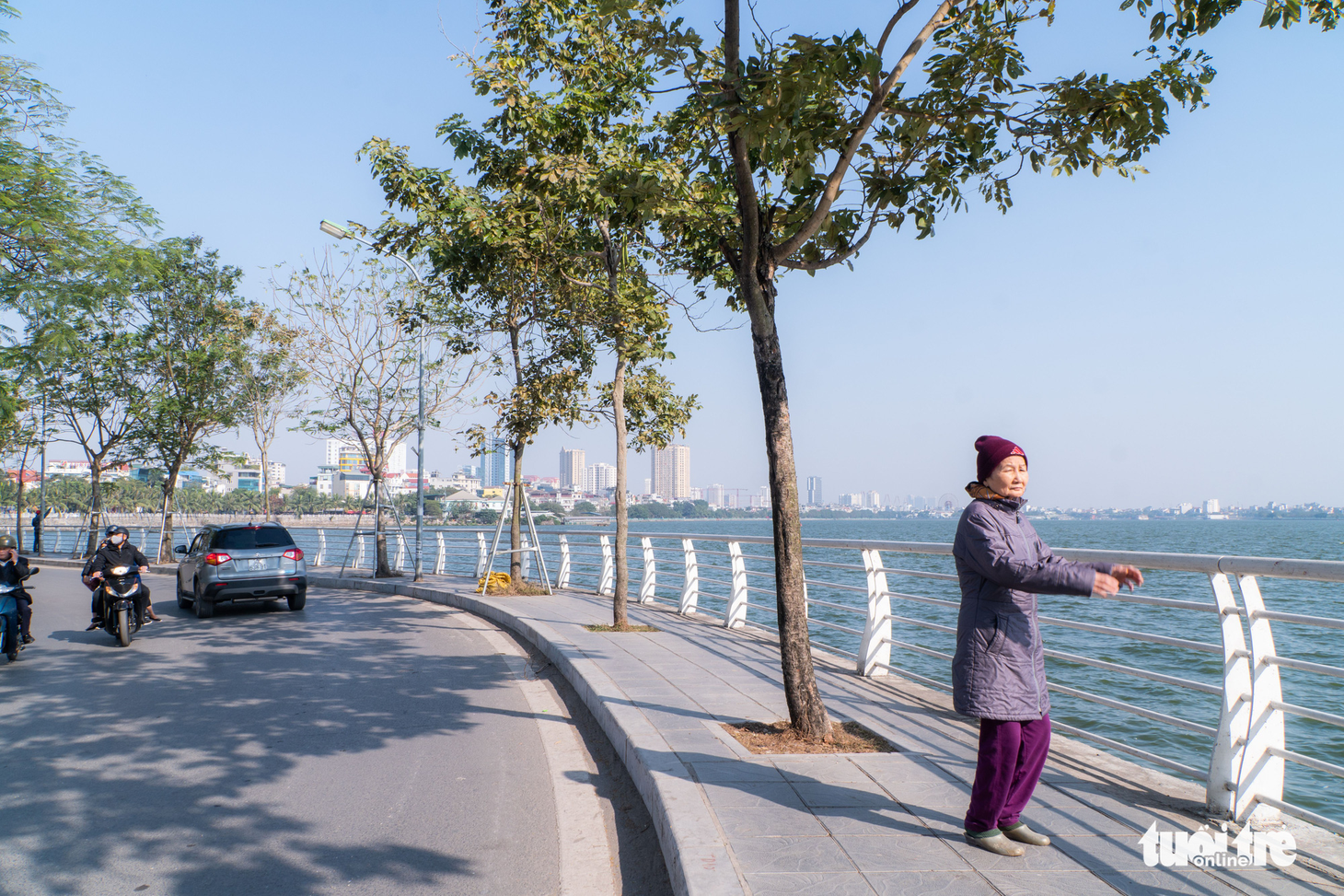 Phố phường thông thoáng, người Hà Nội đạp xe tận hưởng không khí đầu năm - Ảnh 4.