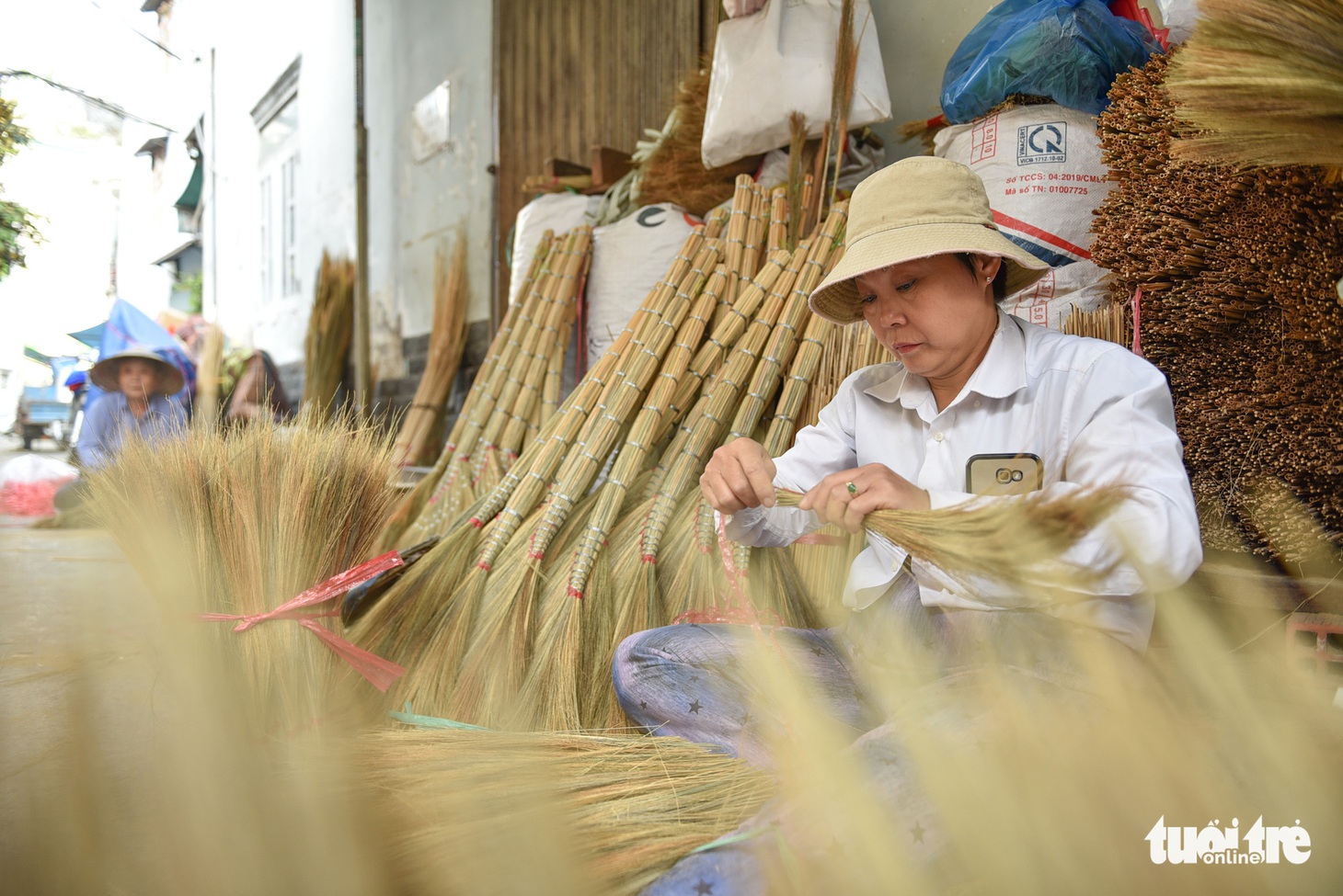 Xóm chổi Sài Gòn nhộn nhịp nhờ dịp tết nhà nào cũng sắm chổi mới - Ảnh 1.
