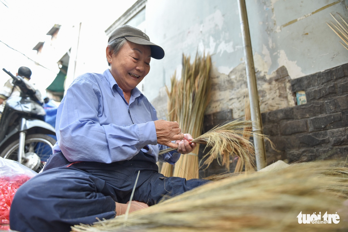 Xóm chổi Sài Gòn nhộn nhịp nhờ dịp tết nhà nào cũng sắm chổi mới - Ảnh 6.