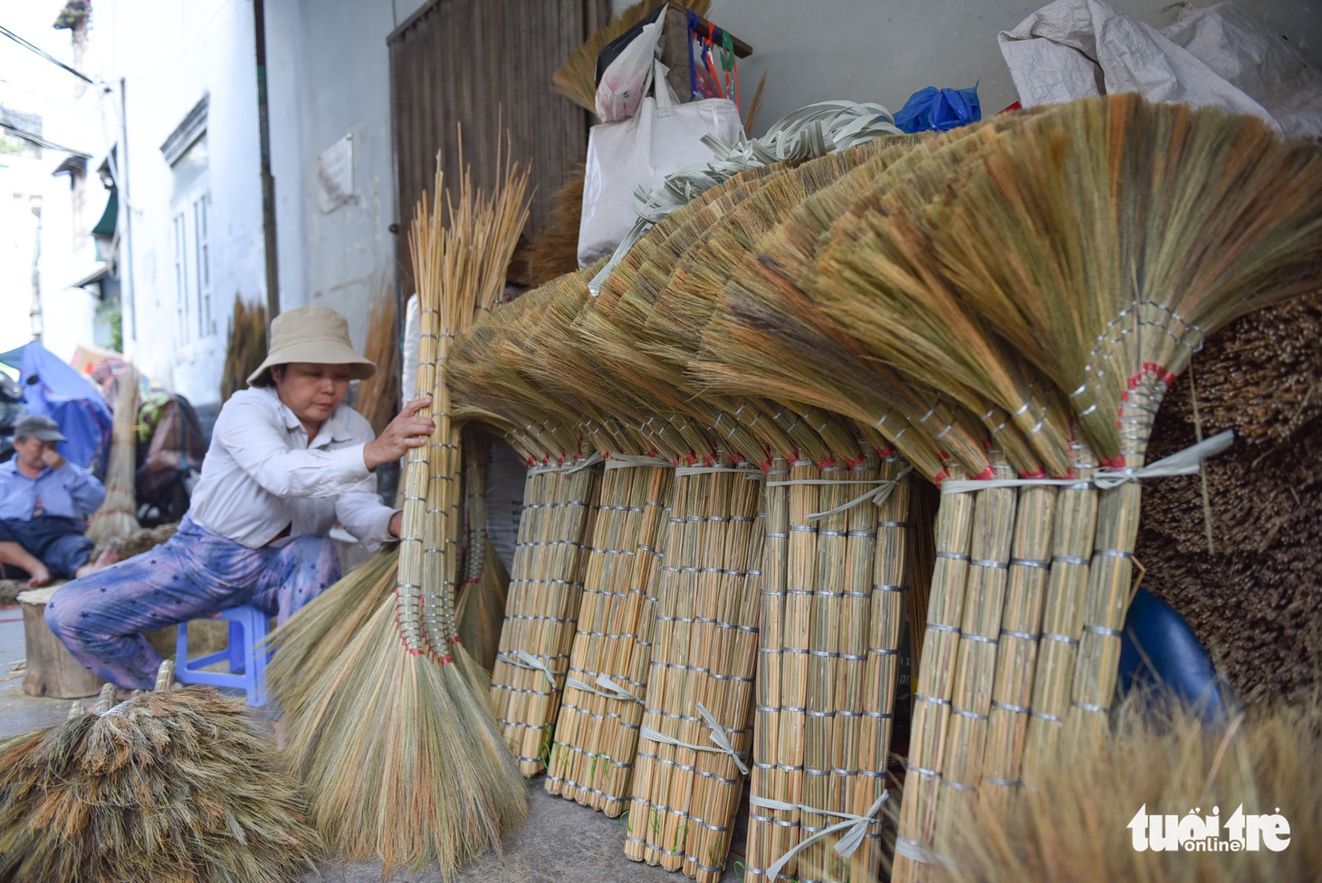 Xóm chổi Sài Gòn nhộn nhịp nhờ dịp tết nhà nào cũng sắm chổi mới - Ảnh 13.