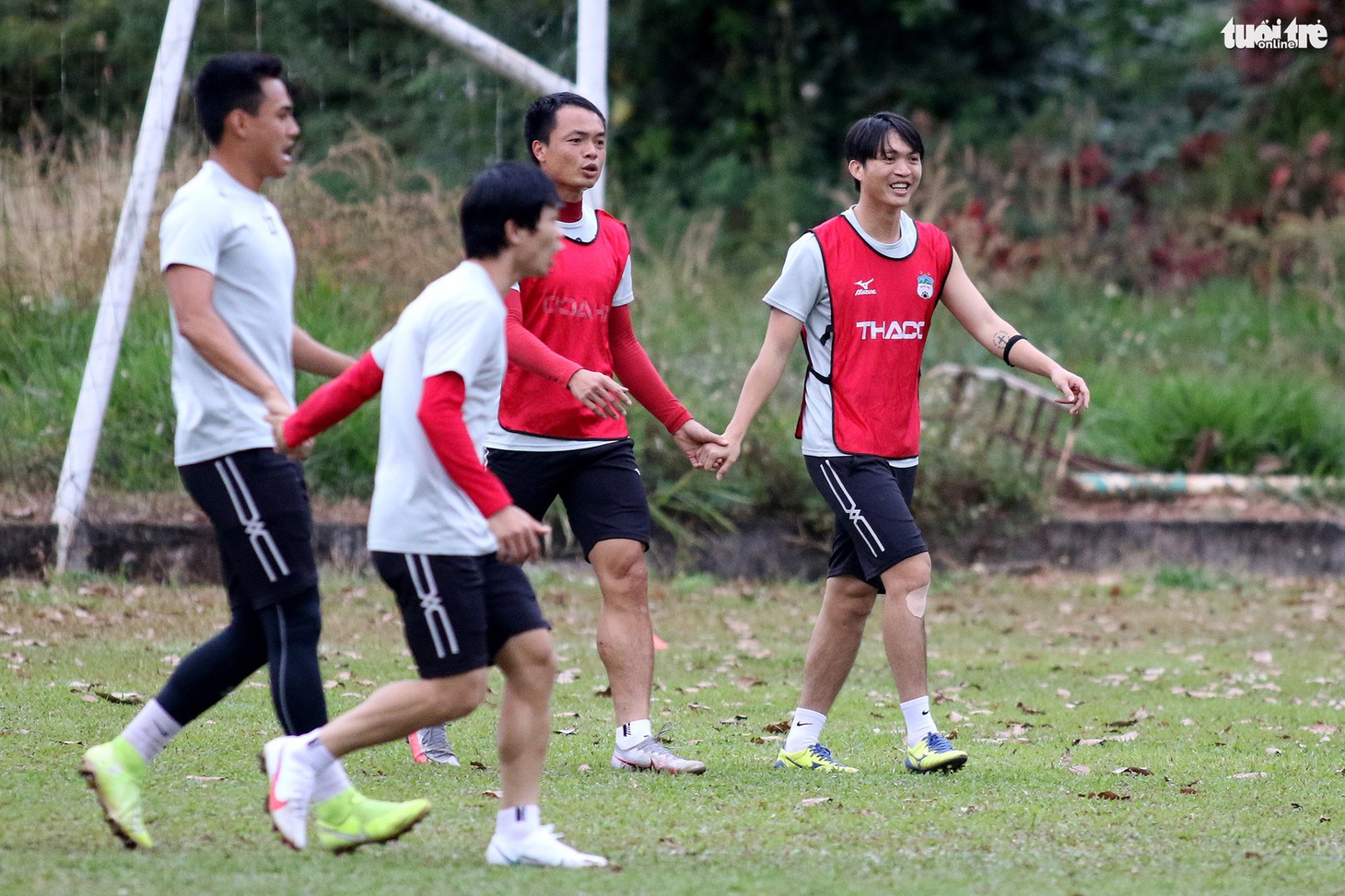 Kiatisak trêu ghẹo cầu thủ trước ngày ra mắt khán giả sân nhà Pleiku - Ảnh 7.