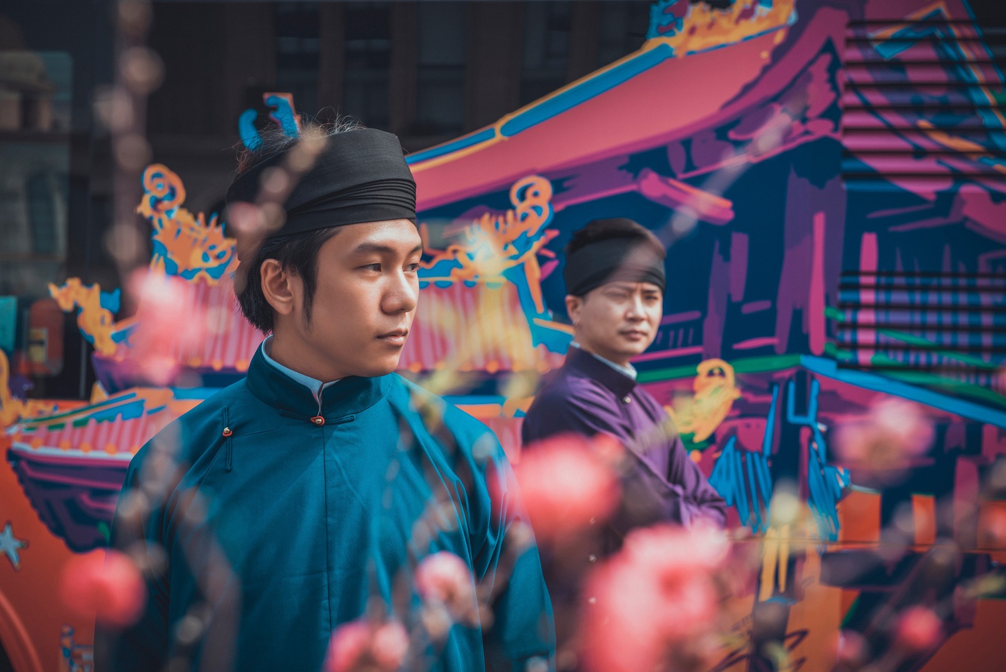 Một dàn bạn trẻ áo dài ngũ thân nam lịch lãm ra phố, nhiều người trầm trồ - Ảnh 10.