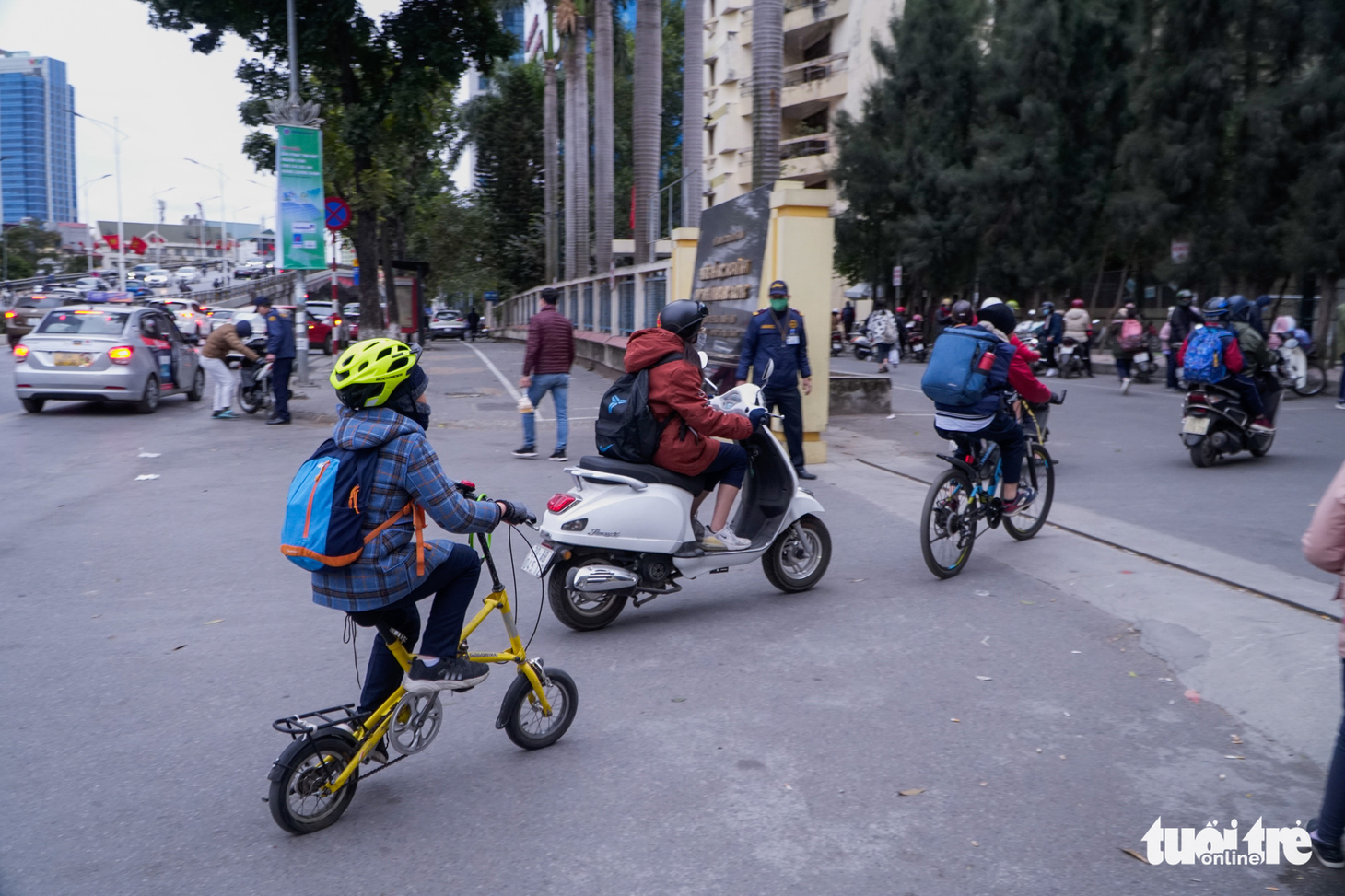 Rét 9 độ, người Hà Nội co ro đi học đi làm - Ảnh 5.
