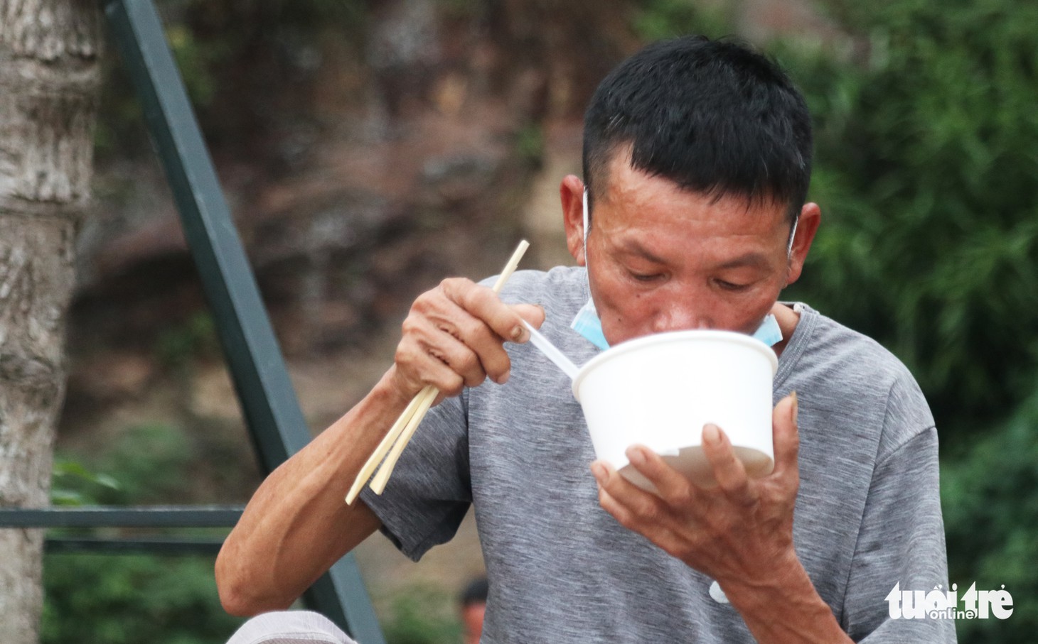 Đỏ lửa nấu mì gà, cháo gà nóng  mời bà con trên đường về quê - Ảnh 5.