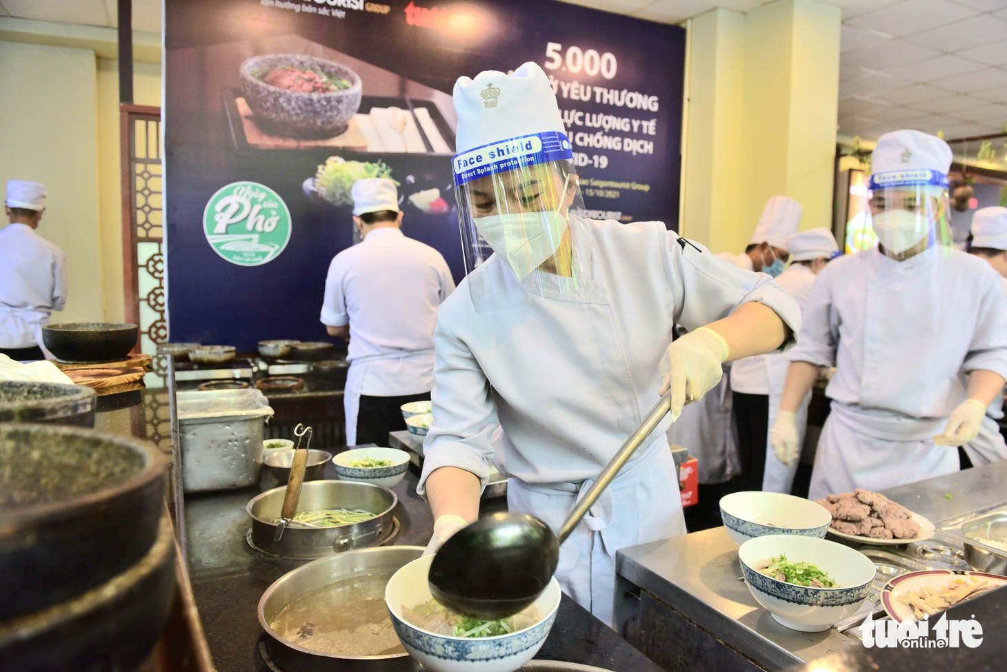 Tiệc phở tiếp thêm động lực cho đoàn chi viện TP.HCM - Ảnh 13.