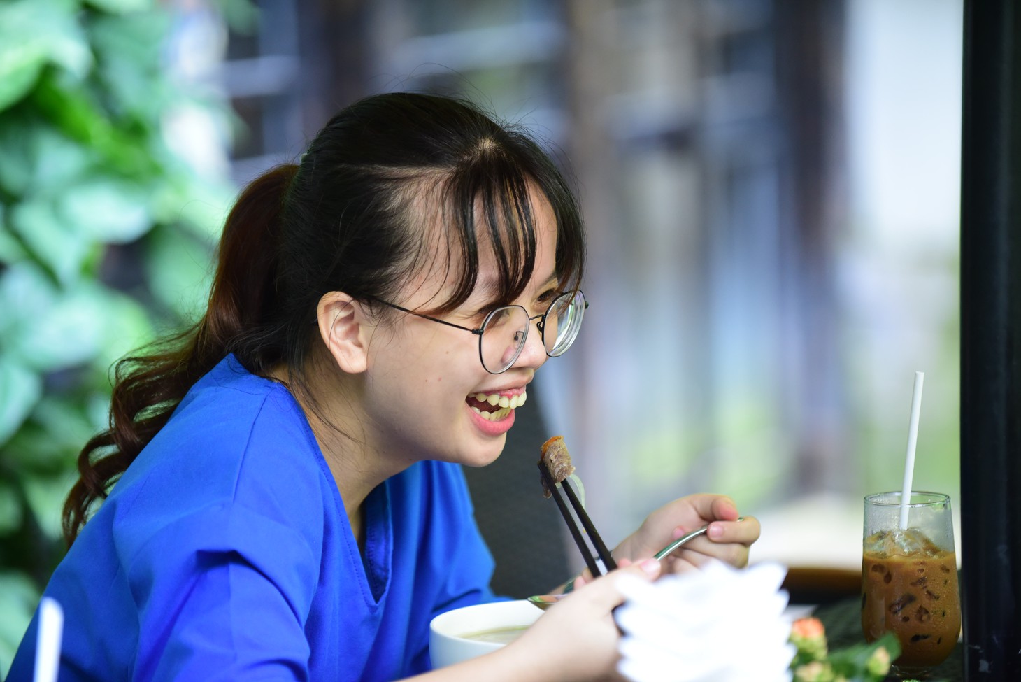 Phở như bữa cơm gia đình cho y bác sĩ xa nhà - Ảnh 3.
