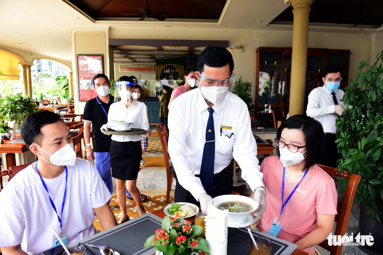 Tô phở tri ân, chia tay lực lượng tuyến đầu - Ảnh 1.