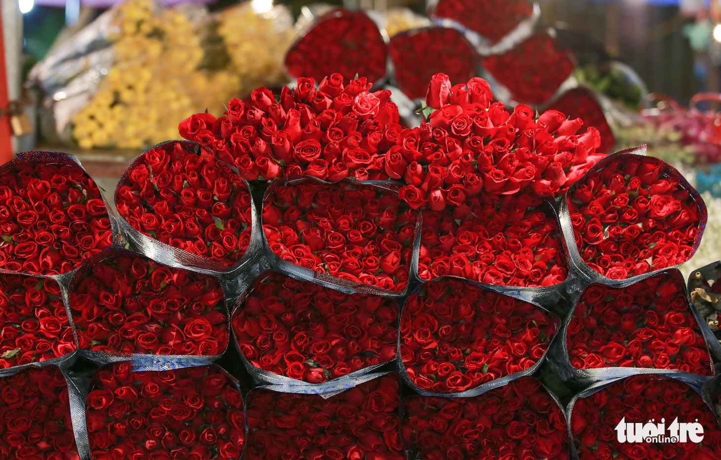 Hà Nội ‘không ngủ’, chị em rủ nhau đi chợ hoa đón 20-10 sớm - Ảnh 4.