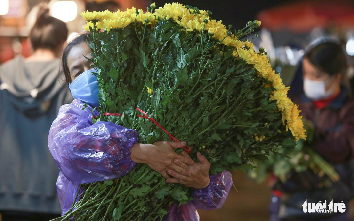 Hà Nội ‘không ngủ’, chị em rủ nhau đi chợ hoa đón 20-10 sớm - Ảnh 3.