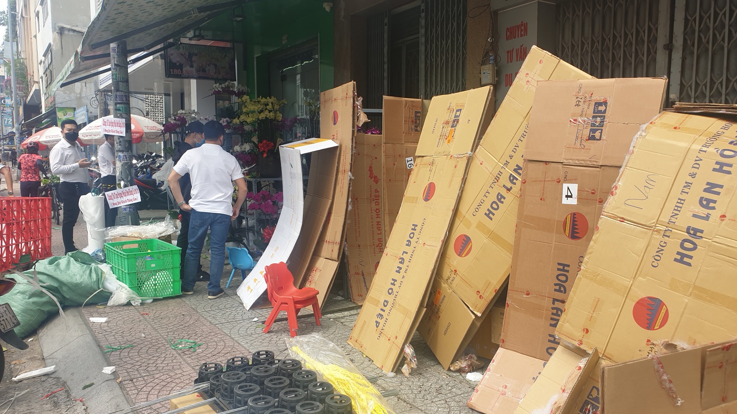 20-10: Khách mua dồn dập ngày cuối, nhiều điểm bán hoa, trái cháy hàng - Ảnh 8.