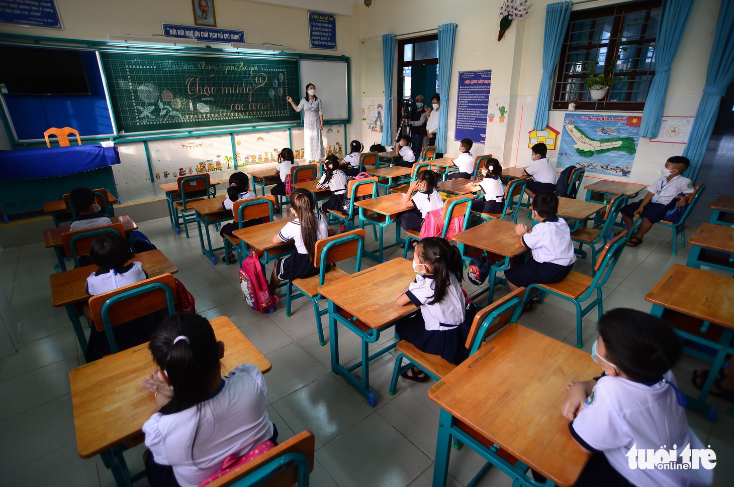 Sáng nay 20-10, học sinh xã đảo Thạnh An nô nức đến trường - Ảnh 9.