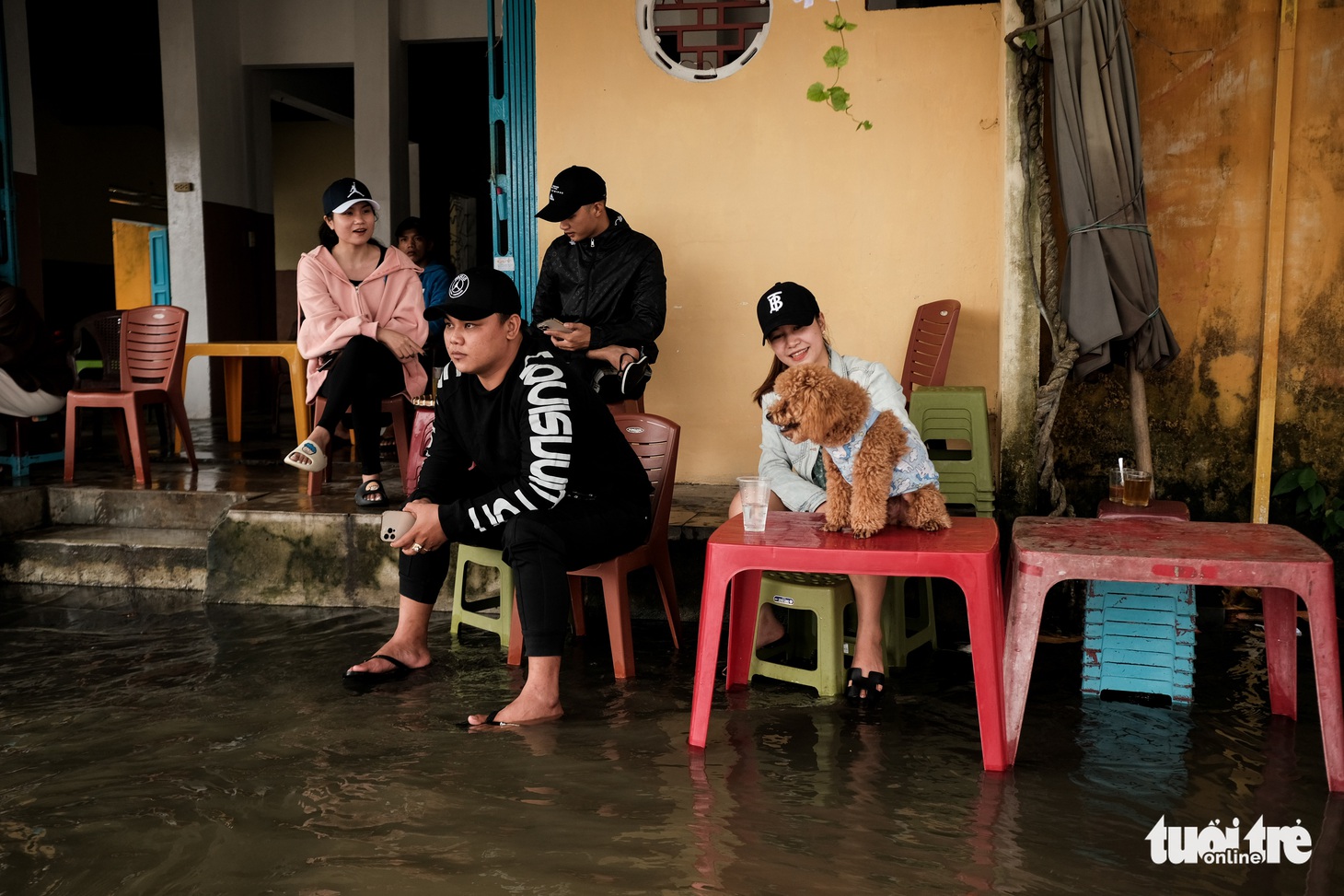 Thú vui check in phố cổ Hội An mùa nước lụt, ngồi cà phê nghịch nước sông Hoài - Ảnh 3.