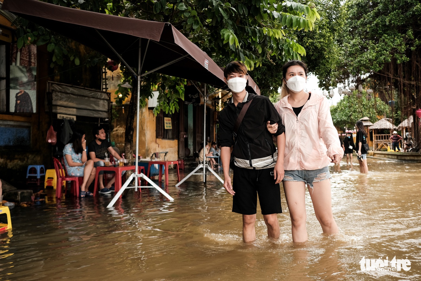 Thú vui check in phố cổ Hội An mùa nước lụt, ngồi cà phê nghịch nước sông Hoài - Ảnh 4.
