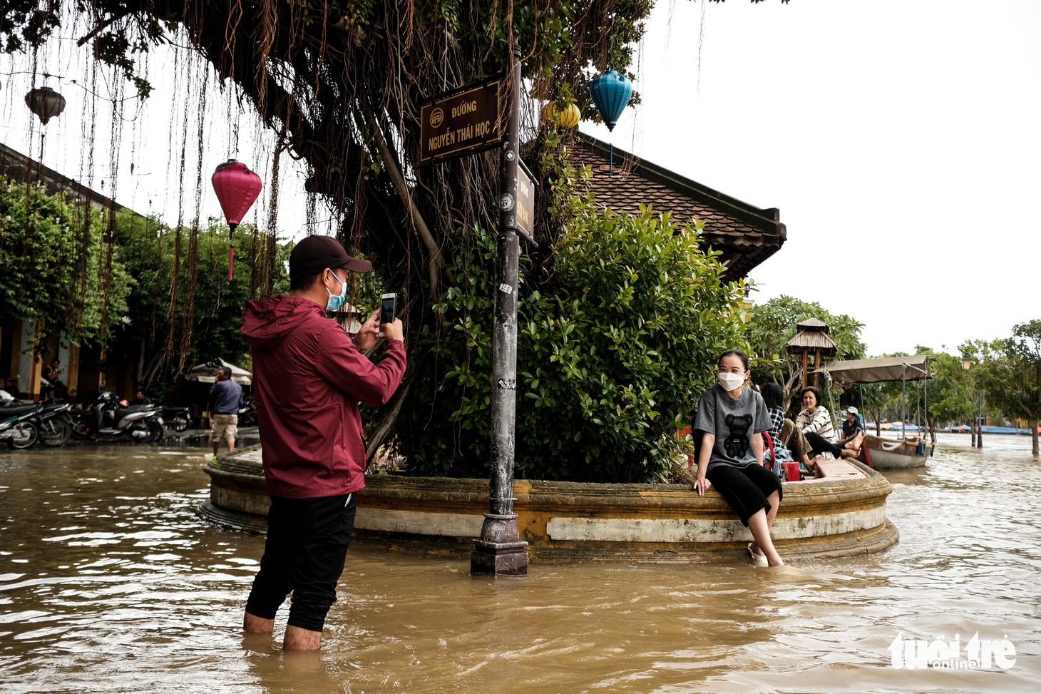 Thú vui check in phố cổ Hội An mùa nước lụt, ngồi cà phê nghịch nước sông Hoài - Ảnh 5.