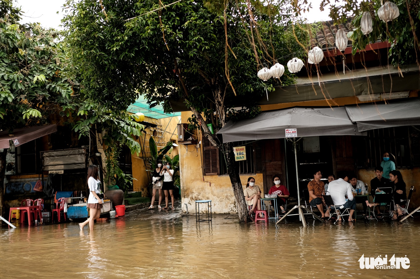 Thú vui check in phố cổ Hội An mùa nước lụt, ngồi cà phê nghịch nước sông Hoài - Ảnh 6.