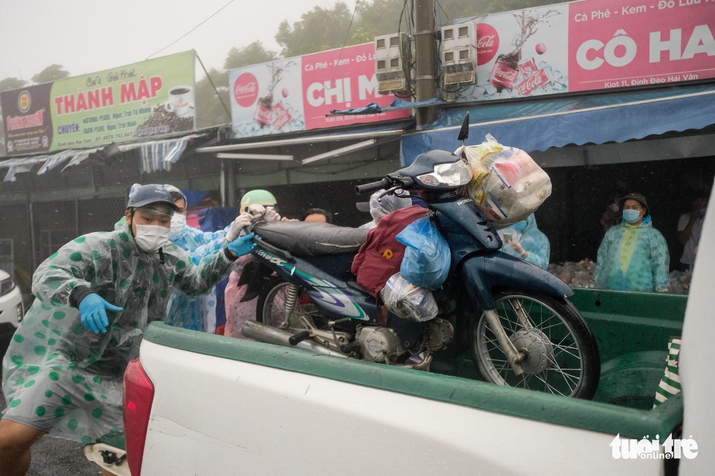 Hành trình về nhà của những đứa trẻ giữa mưa gió miền Trung - Ảnh 7.