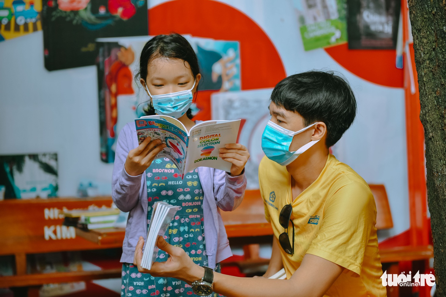 Bạn trẻ tham quan đường sách TP.HCM trong ngày đầu đón khách trở lại - Ảnh 3.