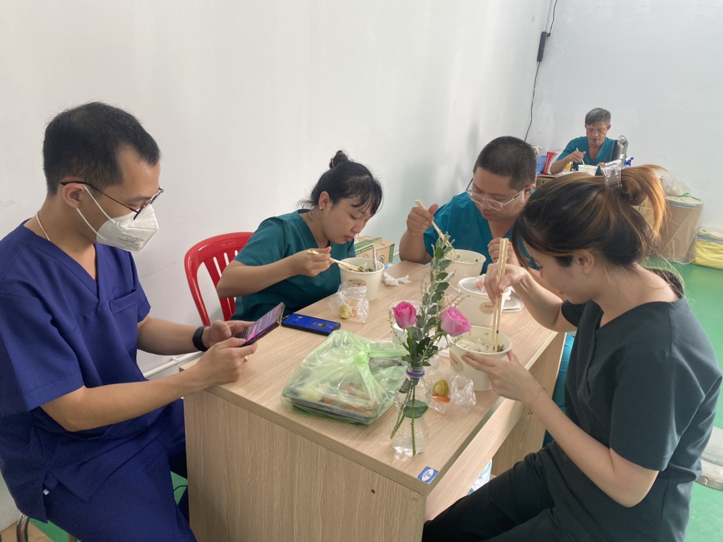 1.400 suất phở yêu thương dành tặng bệnh viện tuyến cuối - Ảnh 5.