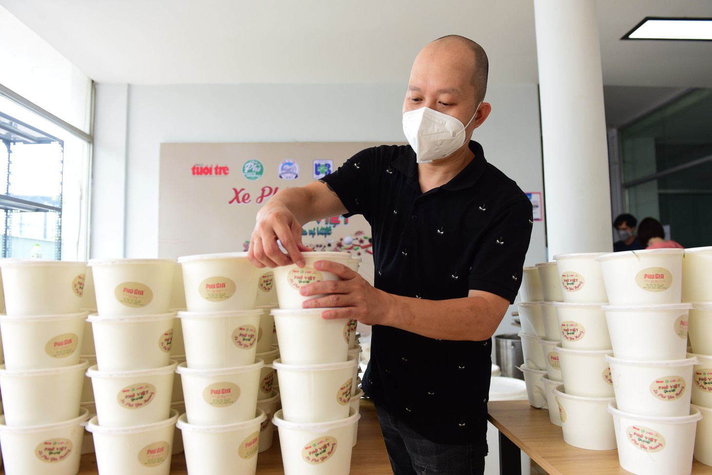 1.400 suất phở yêu thương dành tặng bệnh viện tuyến cuối - Ảnh 2.